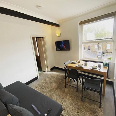 Complete 1 Bedroom Apartment With Wi-Fi, Kitchen, Tv In Heart Of Chiswick, Лондон Екстер'єр фото