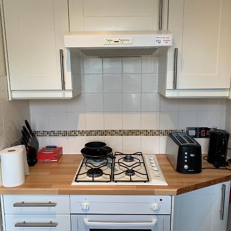 Complete 1 Bedroom Apartment With Wi-Fi, Kitchen, Tv In Heart Of Chiswick, Лондон Екстер'єр фото