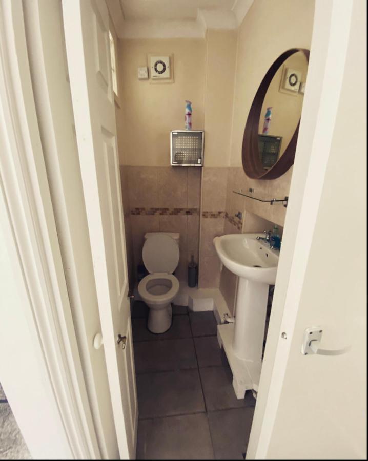 Complete 1 Bedroom Apartment With Wi-Fi, Kitchen, Tv In Heart Of Chiswick, Лондон Екстер'єр фото