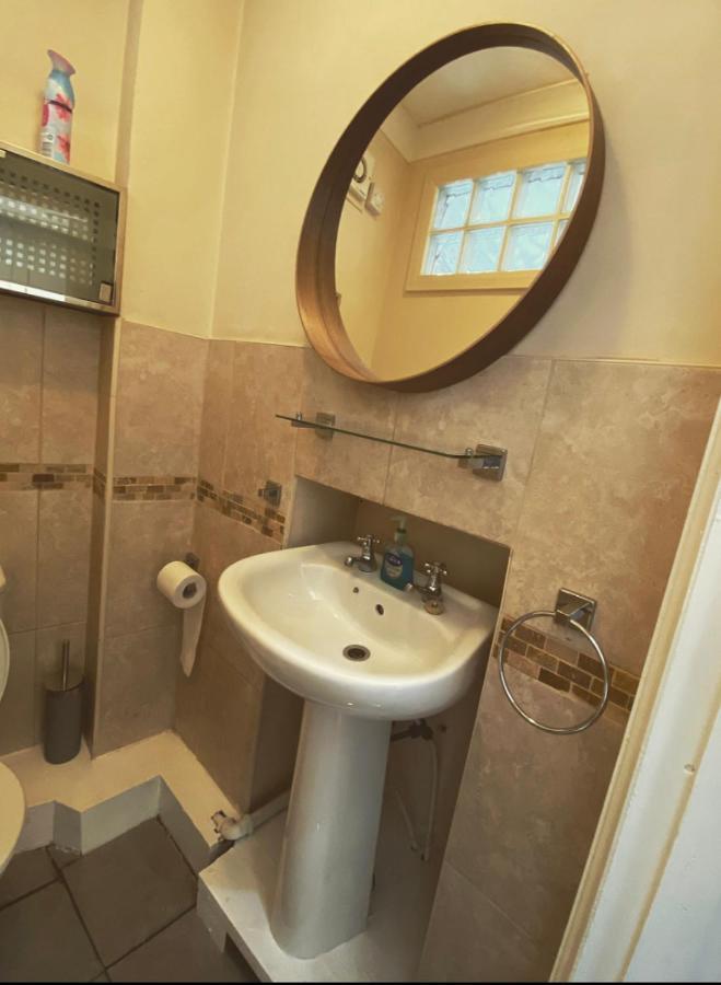 Complete 1 Bedroom Apartment With Wi-Fi, Kitchen, Tv In Heart Of Chiswick, Лондон Екстер'єр фото