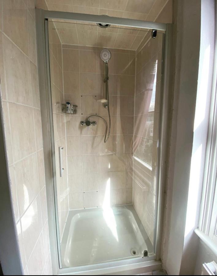 Complete 1 Bedroom Apartment With Wi-Fi, Kitchen, Tv In Heart Of Chiswick, Лондон Екстер'єр фото