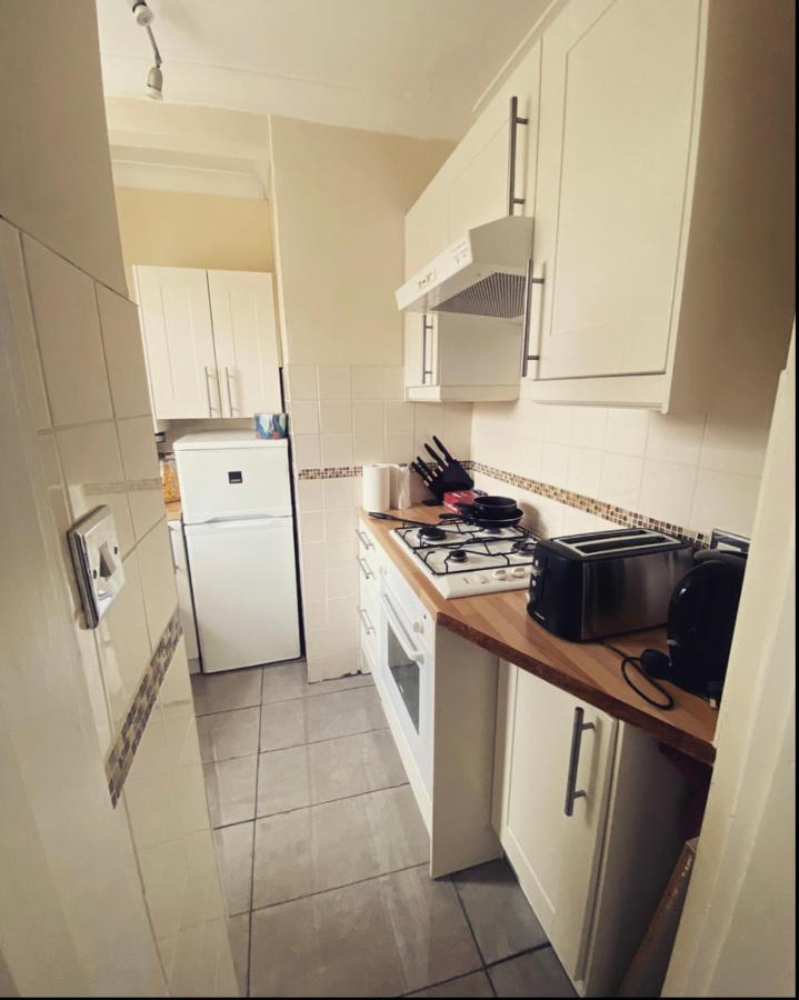 Complete 1 Bedroom Apartment With Wi-Fi, Kitchen, Tv In Heart Of Chiswick, Лондон Екстер'єр фото