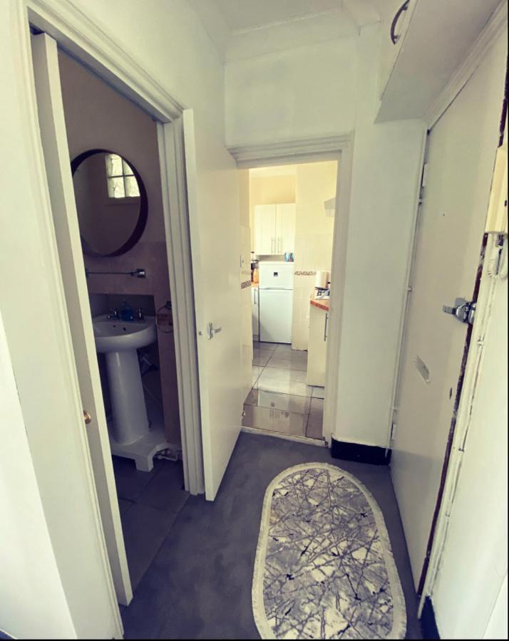 Complete 1 Bedroom Apartment With Wi-Fi, Kitchen, Tv In Heart Of Chiswick, Лондон Екстер'єр фото