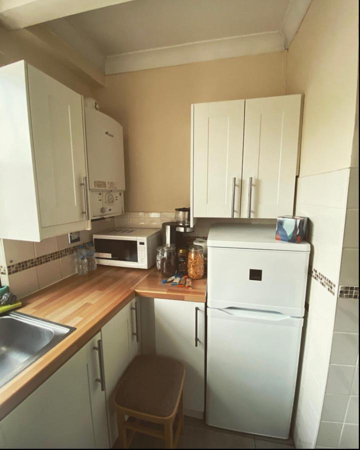 Complete 1 Bedroom Apartment With Wi-Fi, Kitchen, Tv In Heart Of Chiswick, Лондон Екстер'єр фото